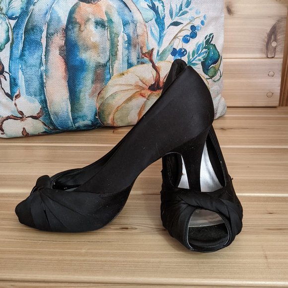 Black satin peep toe heels sz 5 .5 - Picture 1 of 6